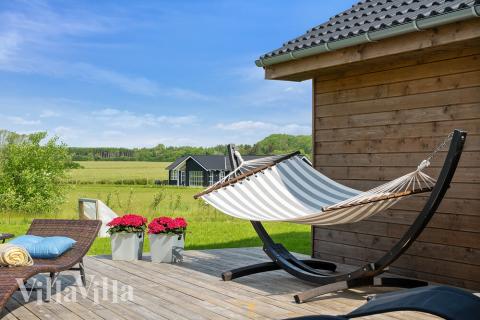 Njut av en grillkväll på terrassen i lyxstuga nr 443 i Østjylland