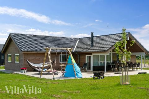 Den behagliga spastugan nr 443 med plats för 10 personer ligger i Østjylland