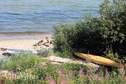 Stranden i närheten av lyxhus 443.
