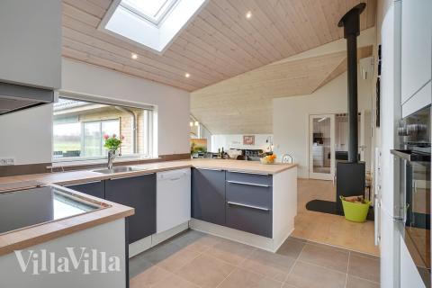 Köket i lyxstuga nr 444 är utrustat så att ni kan laga mat till 12 personer.