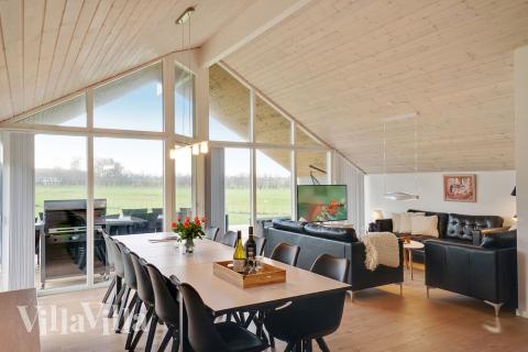 Vardagsrummet i lyxstuga nr. 444 har plats för 12 personer.