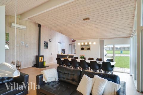 Ni kan sitta 12 personer tillsammans i vardagsrummet när ni besöker lyxhus nr 444 i Østjylland.