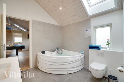 Njut av spabadets värme i lyxstuga nr 444 i Østjylland