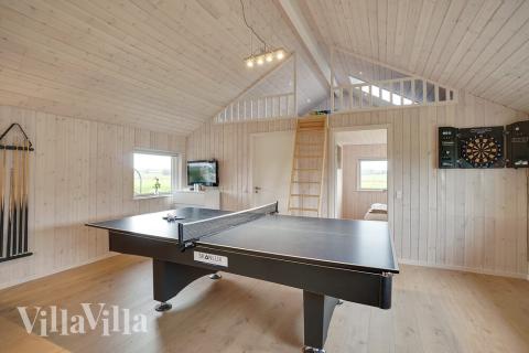 Det stora ljusa vardagsrummet i lyxstuga nr 444 för 12.