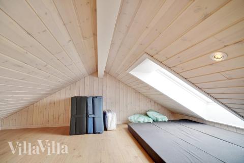 Några av de 12 sovplatserna finns på loftet i lyxstuga nr 444