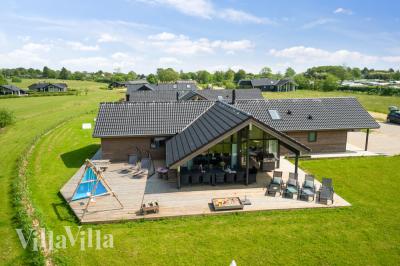 Den behagliga spastugan nr 444 med plats för 12 personer ligger i Østjylland