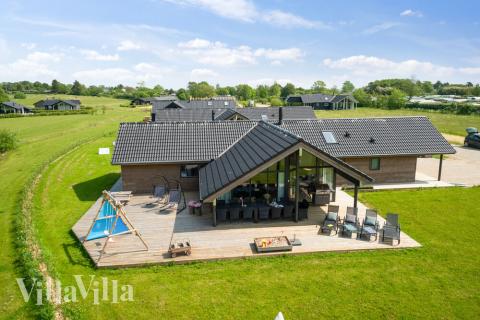 Den behagliga spastugan nr 444 med plats för 12 personer ligger i Østjylland