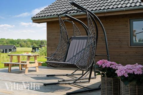 Lyxstuga nr 444 har en härlig terrass med sköna trädgårdsmöbler för 12 personer.