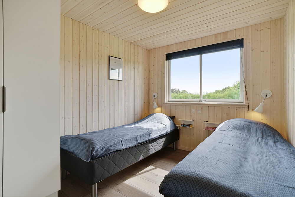 Ett av de 8 utmärkta sovrummen i lyxstuga nr 453 i Vestjylland.