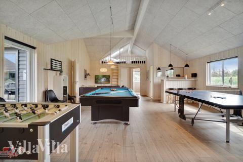 Tävla i sommarhusets aktivitetsrum när ni besöker lyxhus nr 453 i Vestjylland.