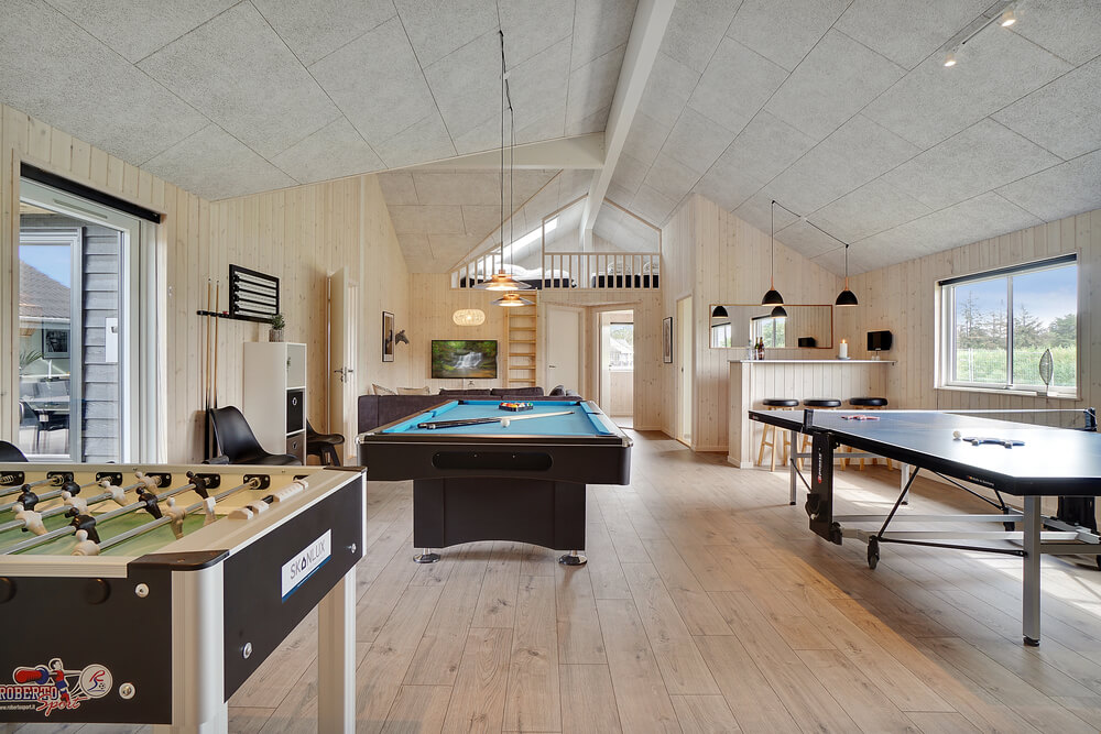 Tävla i sommarhusets aktivitetsrum när ni besöker lyxhus nr 453 i Vestjylland.