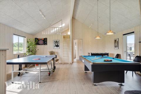 Förutom de många timmar som du kan tillbringa i stugans poolavdelning erbjuder lyxstuga 453 även biljard, bordtennis och dart