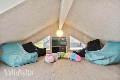 Några av de 20 sovplatserna finns på loftet i lyxstuga nr 453