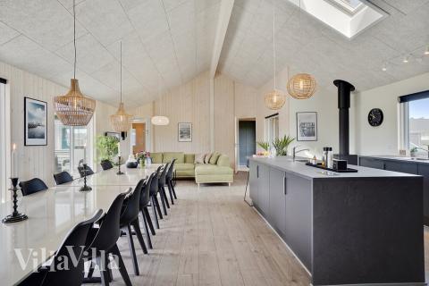 Det stora ljusa vardagsrummet i lyxstuga nr 453 för 20.