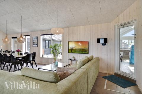 Lyxstuga 453 för 20 personer har ett stort aktivitetsrum med bl.a. biljard och dart