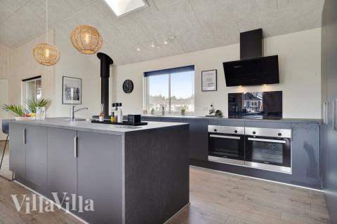 Köket i lyxstuga nr 453 är utrustat så att ni kan laga mat till 20 personer.