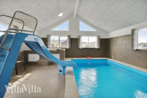 Sommarstuga 453 är inredd med en smakfull poolavdelning som har vattenrutschbana, ett stort inbyggt spapad och bastu