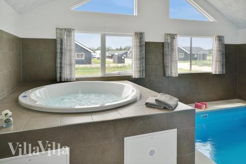 Njut av spabadets värme i lyxstuga nr 453 i Vestjylland