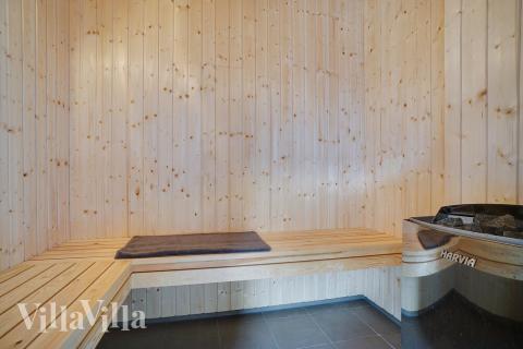 Njut av bastuvärmen i lyxstuga nr 453 för 20 personer