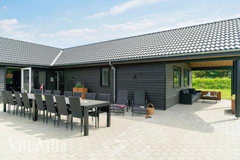 På terrassen i sommarhus nr 453 finns det plats för upp till 20 gäster.