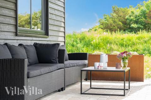 Lyxstuga nr 453 har en härlig terrass med sköna trädgårdsmöbler för 20 personer.