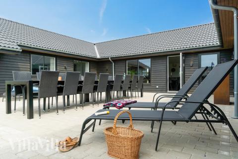Njut av en grillkväll på terrassen i lyxstuga nr 453 i Vestjylland