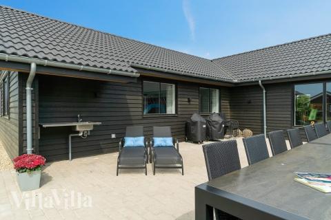 Stor terrass i lyxstuga nr 453 i Vestjylland.