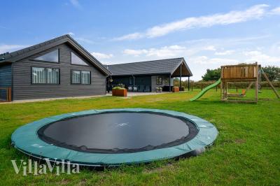 Till den trevliga sommarstugan nr 453 i Vestjylland erbjuds en mängd utomhusaktiviteter, t.ex. lektorn och gungor
