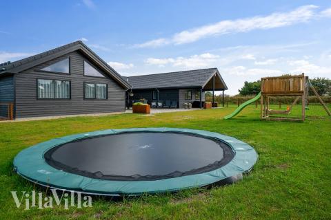 Till den trevliga sommarstugan nr 453 i Vestjylland erbjuds en mängd utomhusaktiviteter, t.ex. lektorn och gungor