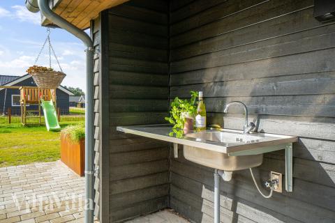 I Vestjylland hittar ni denna underbara lyxstuga nr 453 för 20 personer