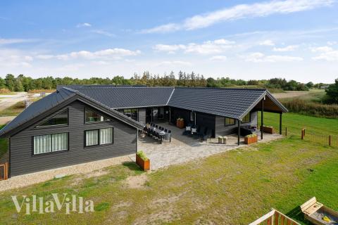 Den praktfulla poolstugan nr 453 med plats för 20 personer ligger i Vestjylland