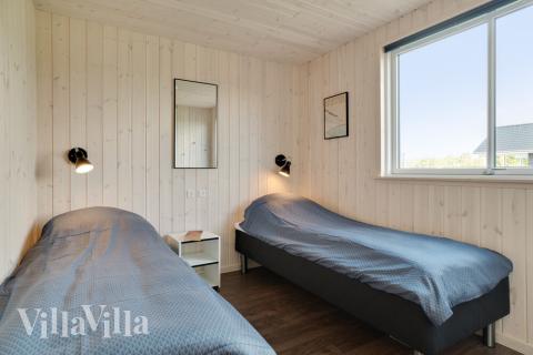 Ett av de 12 utmärkta sovrummen i lyxstuga nr 454 i Vestjylland.