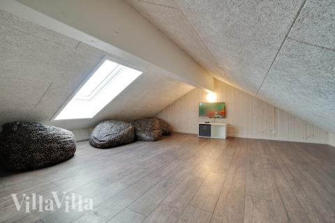 Några av de 30 sovplatserna finns på loftet i lyxstuga nr 454