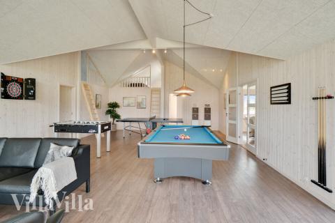 Förutom de många timmar som du kan tillbringa i stugans poolavdelning erbjuder lyxstuga 454 även biljard, bordtennis och dart