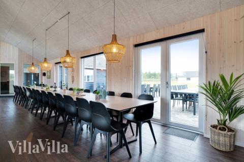 Ni kan sitta 30 personer tillsammans i vardagsrummet när ni besöker lyxhus nr 454 i Vestjylland.