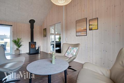 Vardagsrummet i lyxstuga nr. 454 har plats för 30 personer.