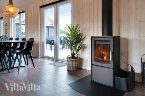 Det stora ljusa vardagsrummet i lyxstuga nr 454 för 30.