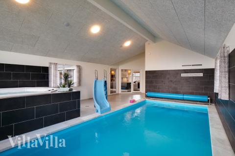 Den härliga poolen i lyxstuga nr 454 för 30 personer