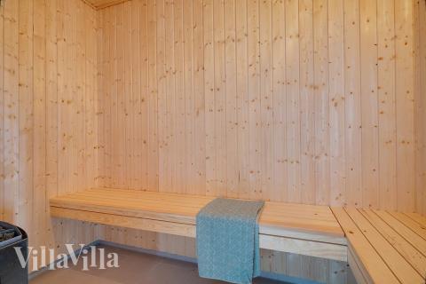 Njut av bastuvärmen i lyxstuga nr 454 för 30 personer