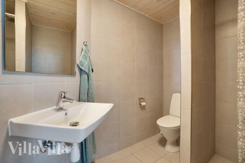 Ett duschrum finns i lyxstuga nr 454 för 30 personer.