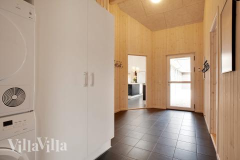 Den rymliga entrén i lyxstuga nr 454 i Vestjylland