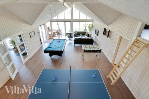 Aktivitetsrum i lyxstuga nr 454 med 12 sovrum och plats för 30 personer.