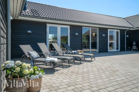 På terrassen i sommarhus nr 454 finns det plats för upp till 30 gäster.