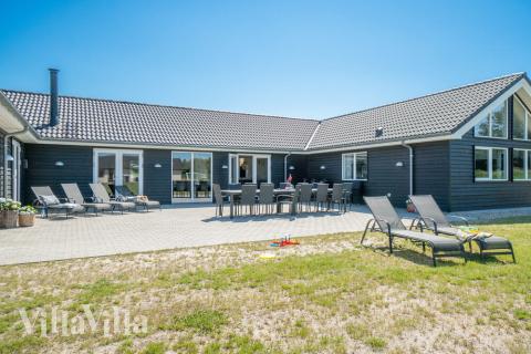 Njut av en grillkväll på terrassen i lyxstuga nr 454 i Vestjylland