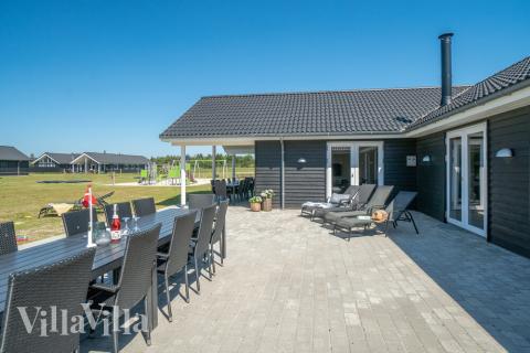 Lyxstuga nr 454 har en härlig terrass med sköna trädgårdsmöbler för 30 personer.