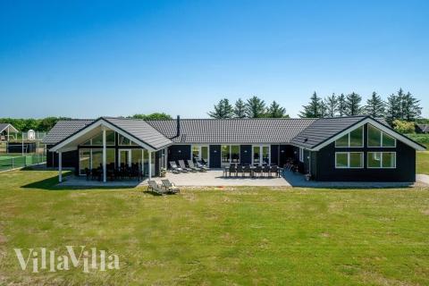 Den tjusiga sommarstugan nr 454 med gott om plats för upp till 30 personer