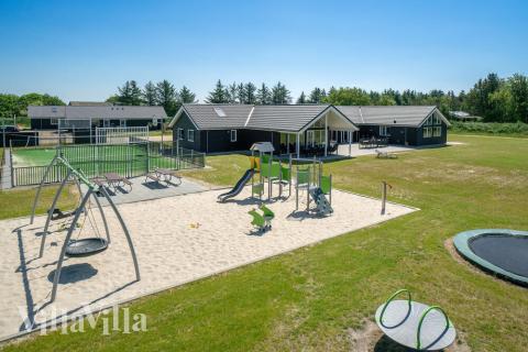 Till den trevliga sommarstugan nr 454 i Vestjylland erbjuds en mängd utomhusaktiviteter, t.ex. lektorn och gungor