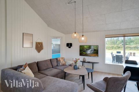 Det stora ljusa vardagsrummet i lyxstuga nr 455 för 20.