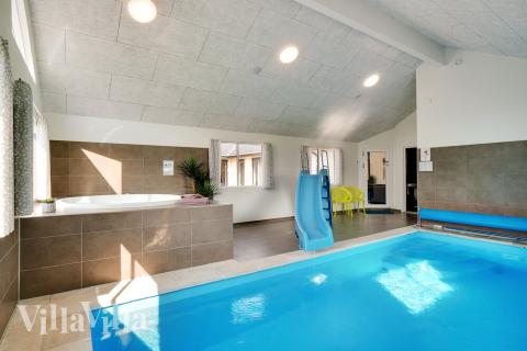 Sommarstuga 455 är inredd med en smakfull poolavdelning som har vattenrutschbana, ett stort inbyggt spapad och bastu