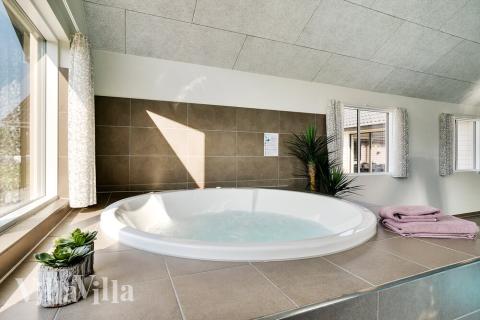 Njut av spabadets värme i lyxstuga nr 455 i Vestjylland